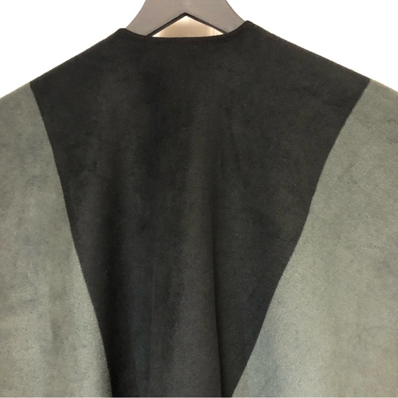 Woolrich Two-Tone Reversible Fleece Wrap - Picture 11 of 12